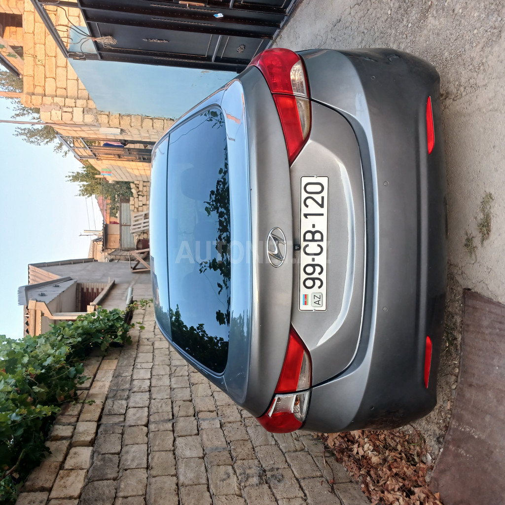 Hyundai Elantra 2012