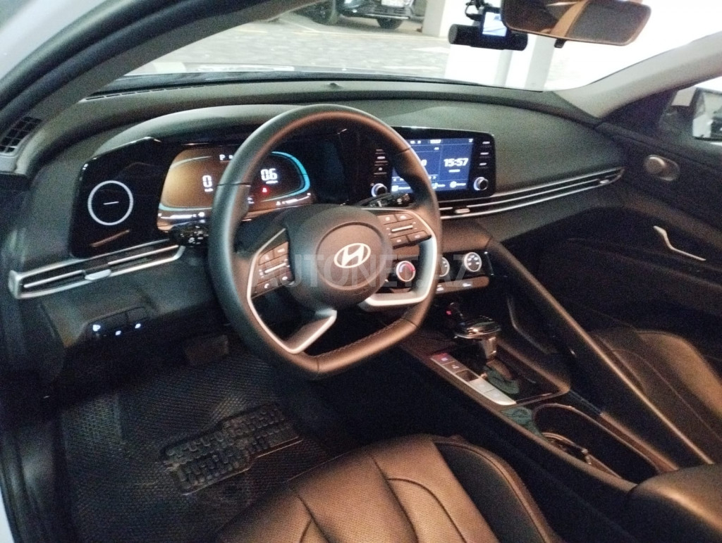 Hyundai Elantra 2024