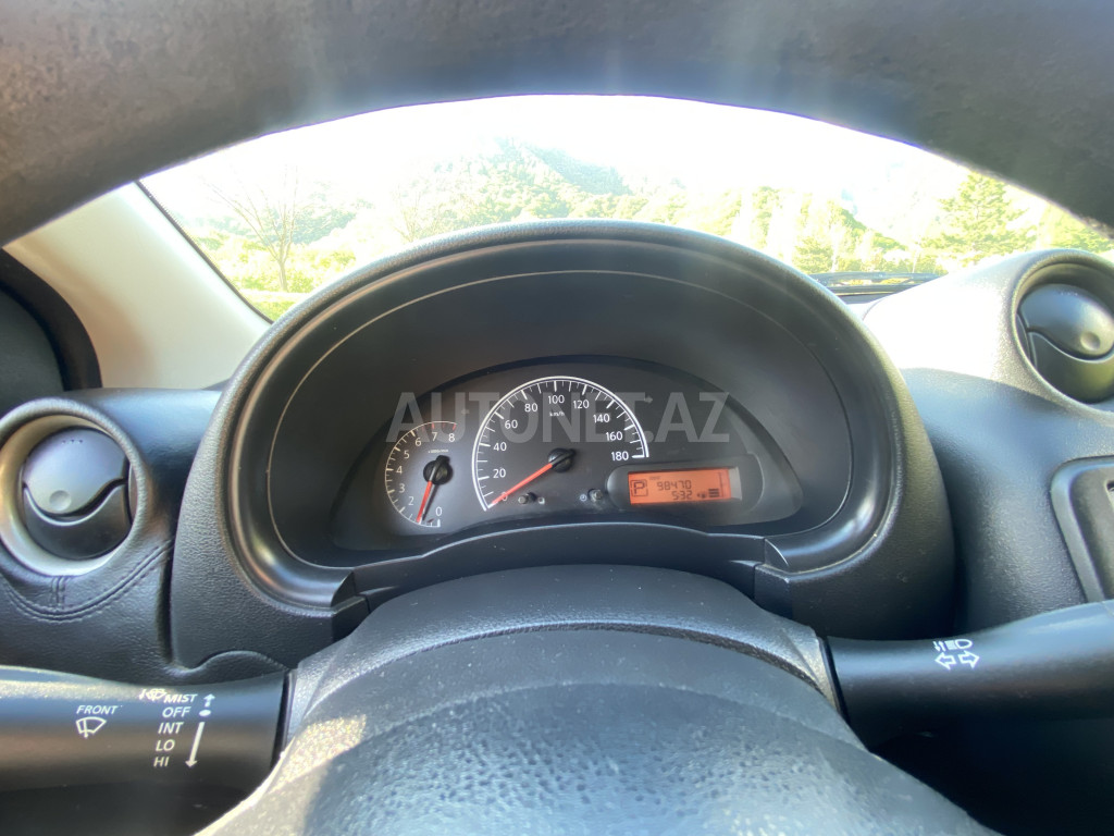 Nissan Sunny 2012