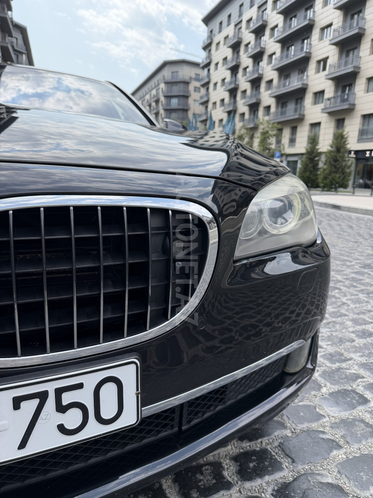 BMW 750 2011