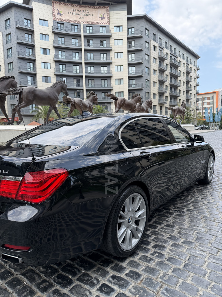 BMW 750 2011