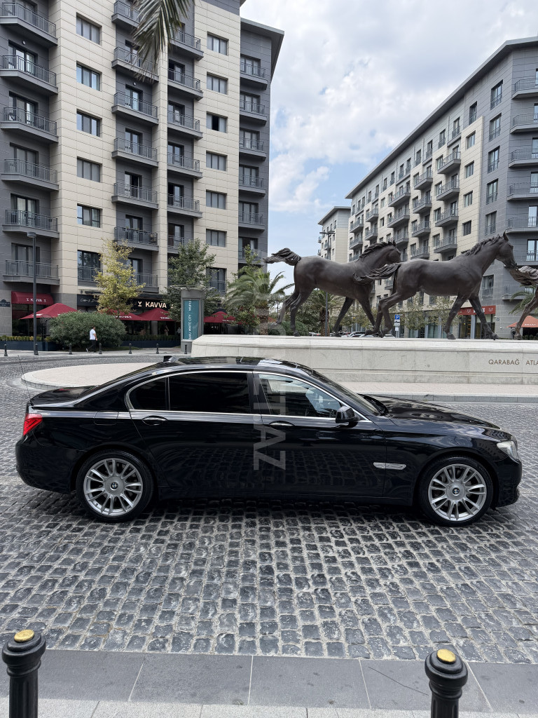 BMW 750 2011