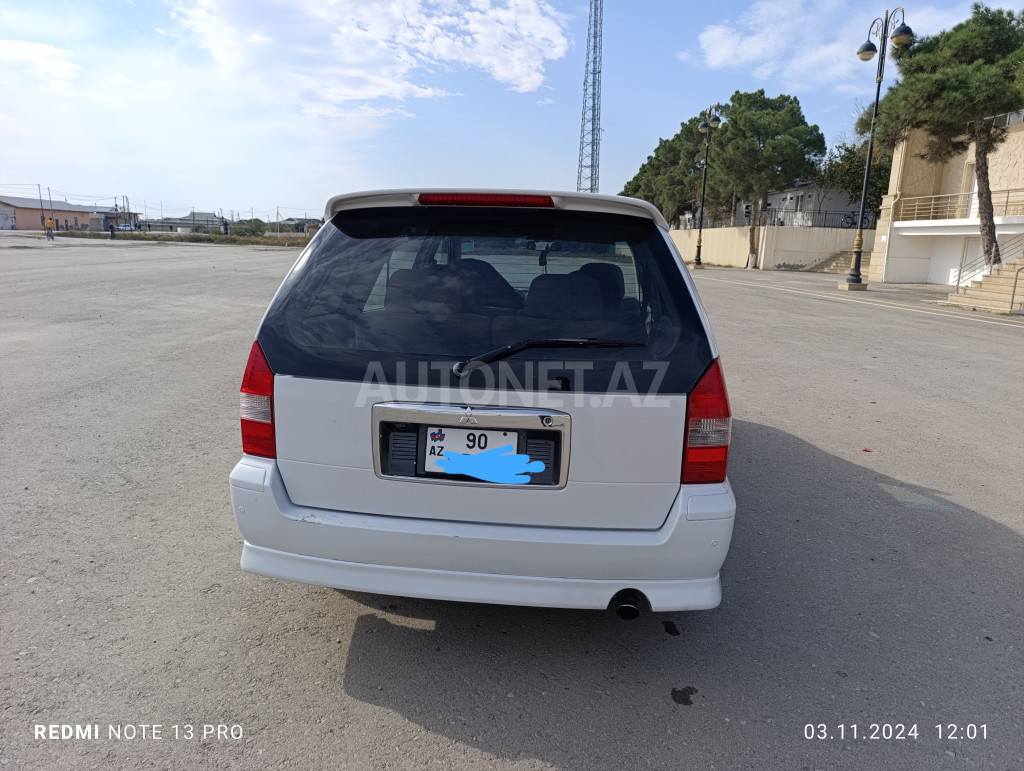 Mitsubishi Chariot 2000