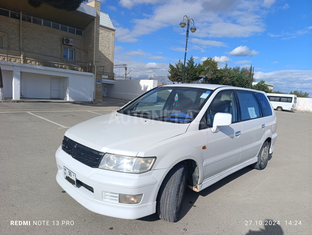 Mitsubishi Chariot 2000